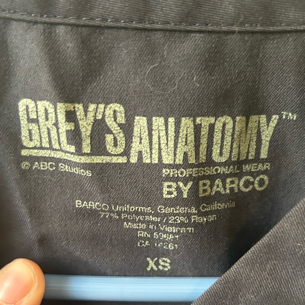 Nursing scrub top with pockets! - Picture 3 of 5